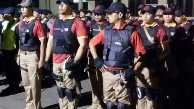Aparat kepolisian Depok bersama Tim Jaguar.