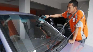 Menghilangkan goresan kaca mobil.