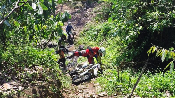 Ilustrasi komunitas motor trail masuk hutan
