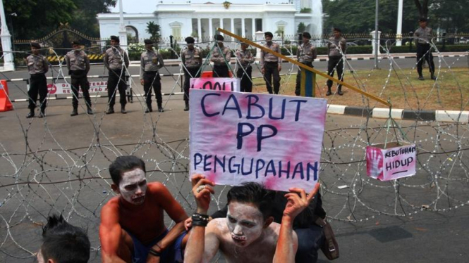 Ilustrasi demonstrasi buruh di depan Istana Negara