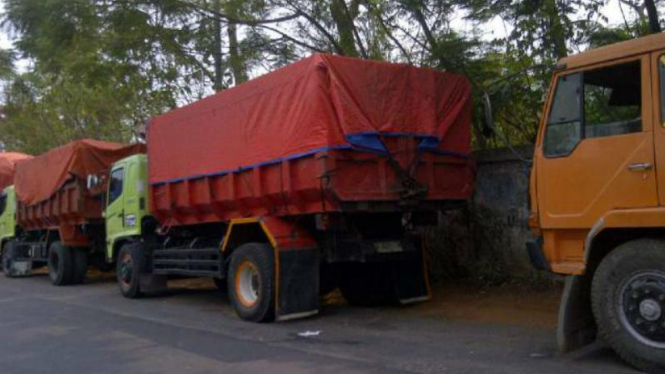 Truk sampah dari Jakarta padati Jalan Raya Cibubur.