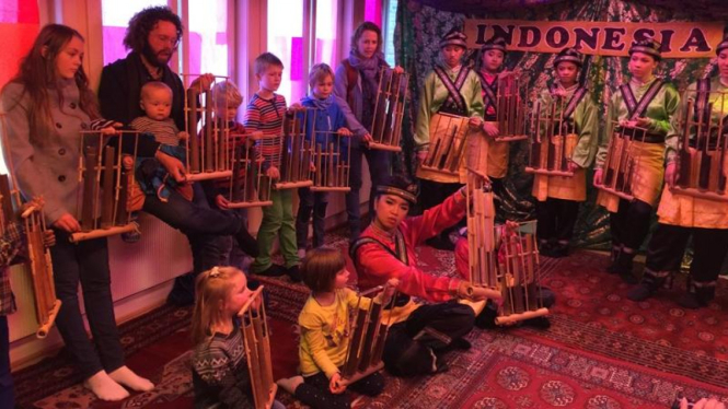 Anak-anak di Norwegia belajar main angklung
