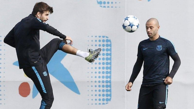 2 bek Barcelona, Gerard Pique (kiri) dan Javier Mascherano (kanan)
