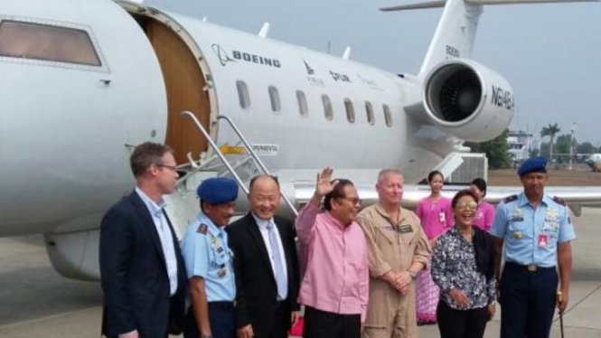 Rizal Ramli dan Susi Pudjiastuti mencoba pesawat pengintai maritim