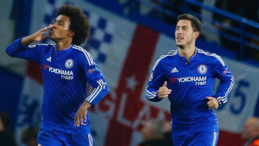 Pemain Chelsea, Willian (kiri) dan Eden Hazard (kanan)