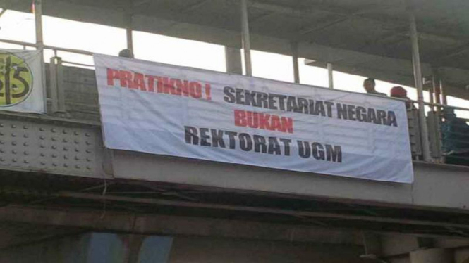 Spanduk untuk Pratikno