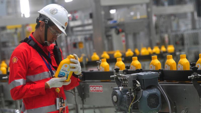 Pekerja pabrik minyak pelumas Shell di Marunda Center Bekasi