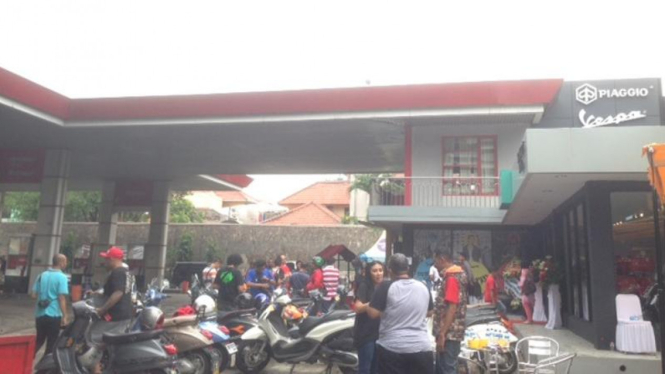 Piaggio buka diler di SPBU.