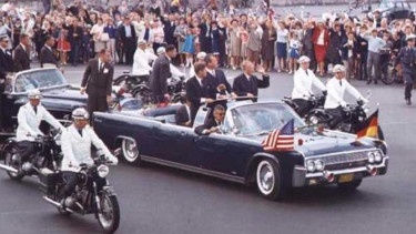 Mobil yang ditumpangi Kennedy saat tertembak.