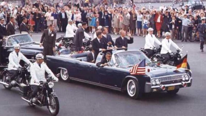 Mobil yang ditumpangi Kennedy saat tertembak.