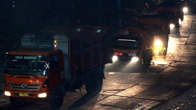 Rombongan truk sampah ke Bantar Gebang 