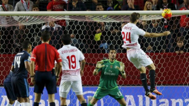 Striker Sevilla, Fernando Llorente (kanan atas)