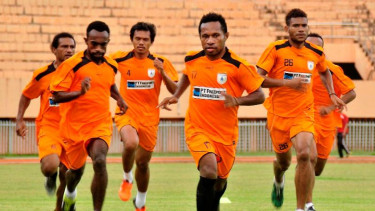 Pemain Persipura Jayapura menjalani latihan.