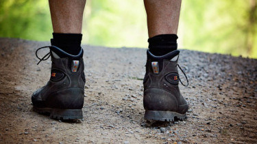 lustrasi kaki pria