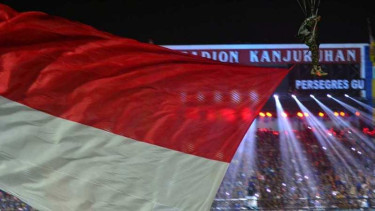 Penerjun payung di pembukaan Piala Jenderal Sudirman