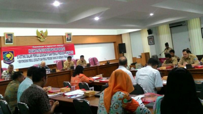 Diskusi penggunaan e-voting dalam pemilihan umum.