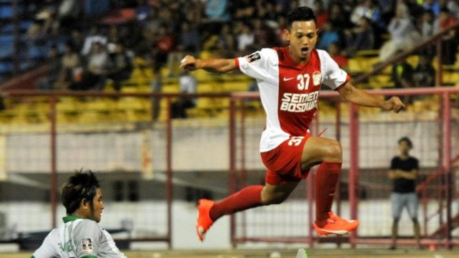 Pemain PSM Makassar, Muchlis Hadi (kanan)