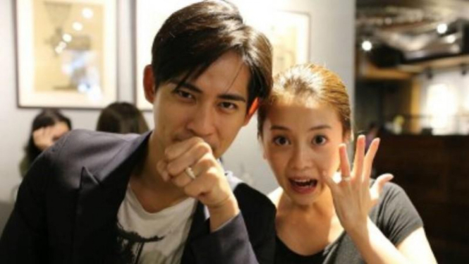 Vic Zhou dan istri memamerkan cincin pernikahan