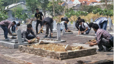Mahasiswa Gresik membersihkan TMP