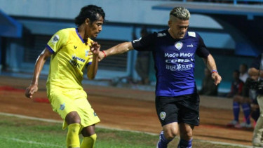 Pemain Arema, Cristian Gonzales, dan bek Gresik United, FX Yanuar