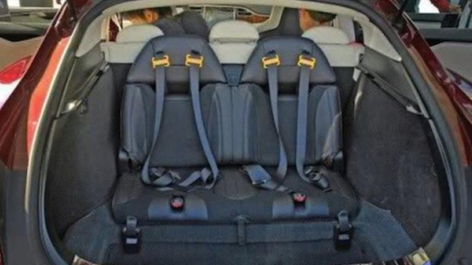 Kursi tambahan untuk mobil listrik Tesla Model S.