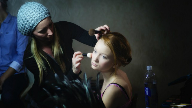 Ilustrasi make-up