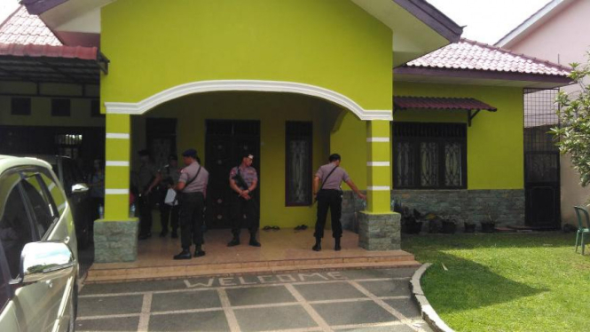 Penyidik KPK menggeledah rumah tersangka 