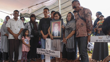 proses pemakaman alm dokter andra