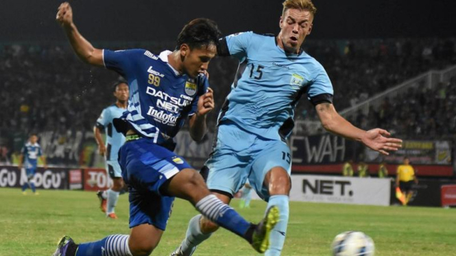Pemain Persib Bandung, Yandi Sofyan (kiri) lawan Persela Lamongan.
