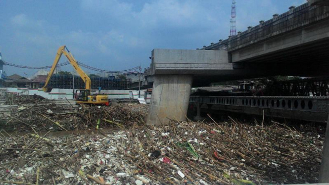 100 ton sampah menumpuk di bawah Jalan Layang Kalibata.