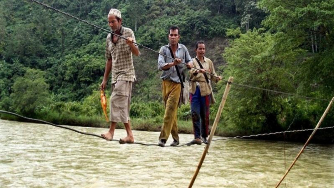 Jembatan gantung tradisional di Indonesia