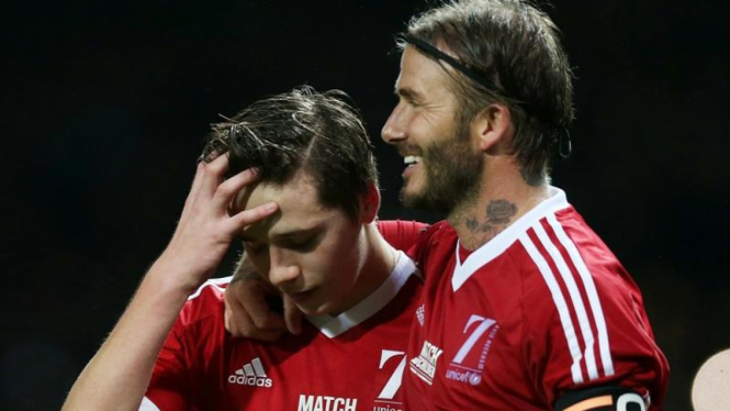 David Beckham (kanan) dan putranya, Brooklyn Beckham (kiri).