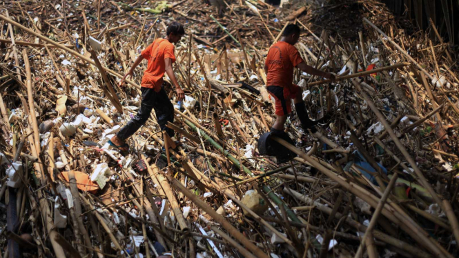 Tumpukan sampah di Kali Ciliwung Kawasan Kalibata