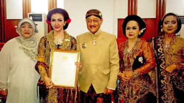 Roro Fitria Raih Gelar Bangsawan
