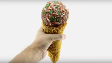 Spaghetti berbentuk es krim cone