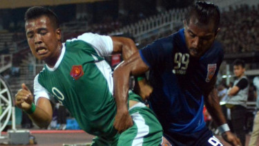Pesepakbola PS TNI M. Guntur Triaji (kiri)