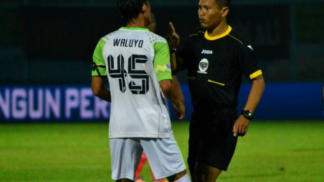 Wasit Iwan Sukoco, meminta pemain PBR berganti jersey