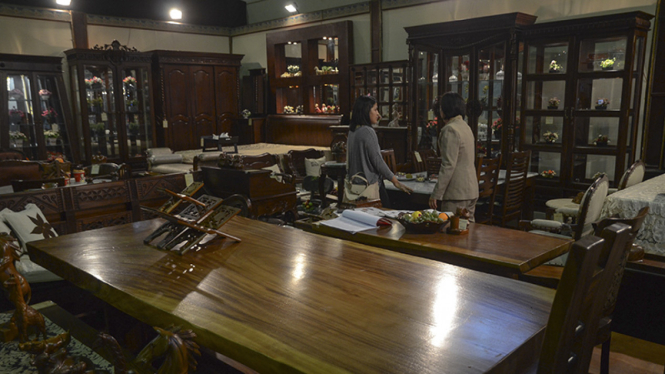 Pengunjung melihat stan pameran furnitur 