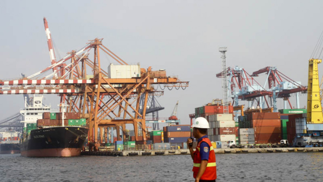 Ativitas bongkar muat peti kemas di Pelabuhan Tanjung Priok, Jakarta