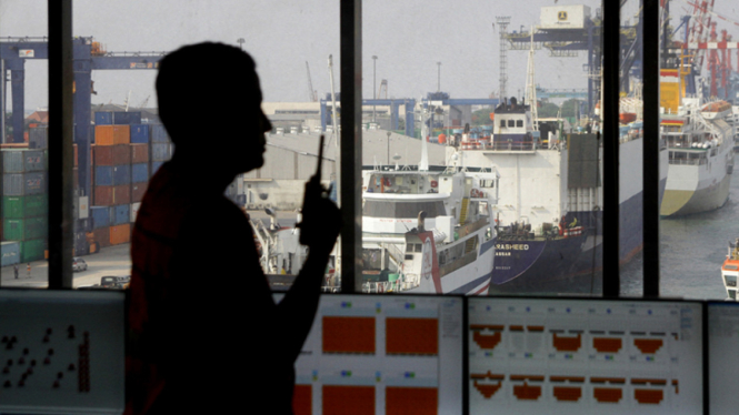 Petugas beraktivitas di ruang planning control Pelabuhan Tanjung Priok, Jakarta