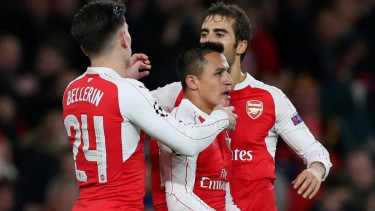 Para pemain Arsenal merayakan gol