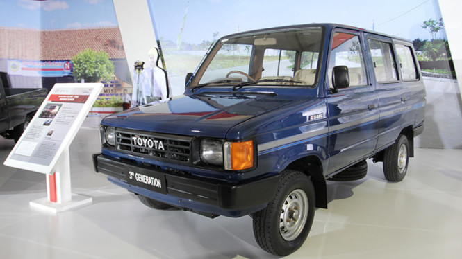 Mobil Toyota Kijang generasi ketiga dipajang di pabrik Toyota Motor Manufacturing Indonesia yang berada di Karawang, Jawa Barat