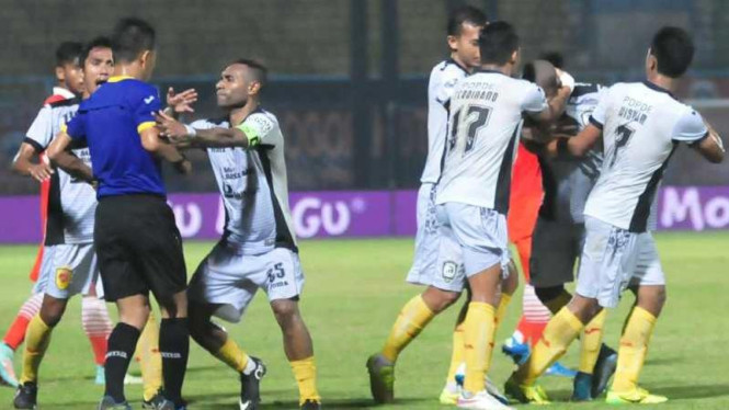 Wasit lokal (biru) di kompetisi di Indonesia.