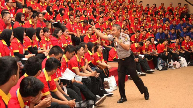 Karyawan Alfamart diberi penyuluhan oleh Polda Metro Jaya.