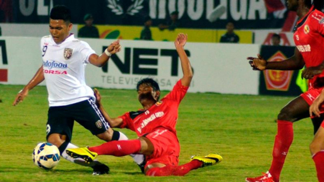 Pemain Semen Padang, Leo Guntara tekel pemain Bali United