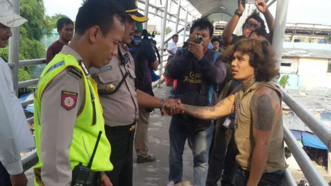 Razia preman dan PKL di JPO Pasar Senen.