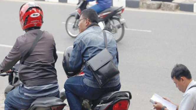 Ilustrasi debt collector atau mata elang.