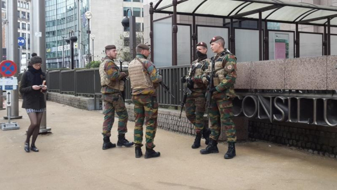 Pasukan tentara Belgia sedang berjaga.