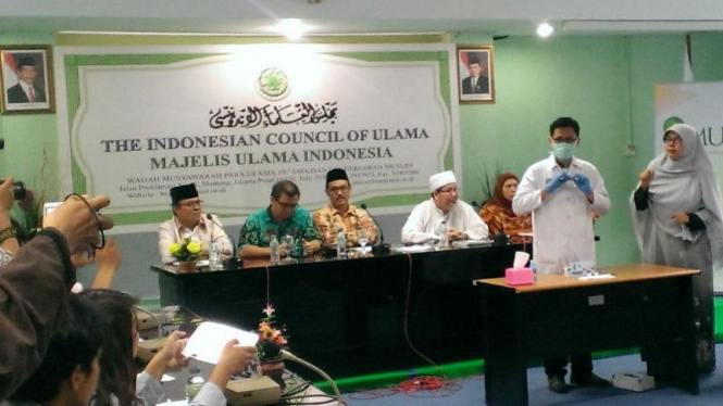 MUI menggelar jumpa pers soal kandungan enzim babi di makanan.