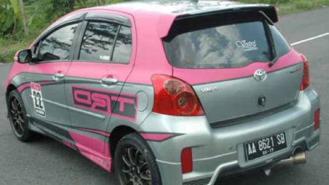Ilustrasi mobil dengan stiker.
